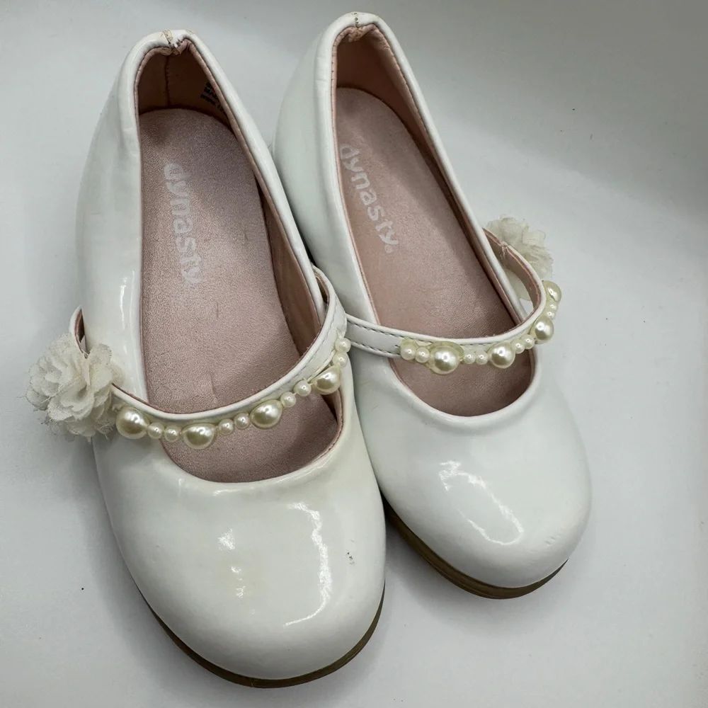 Girls Toddler Size 7 Off White/Cream Dress Shoes with Glossy Finish & Pearls